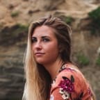 portrait d'une jeune femme de profil avec les cheveux longs chatains